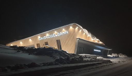  Die neue GaisKogelBahn mit Sitzheizung und
Wetterschutzhauben befördert die Kühtai-Gäste in knapp 4 Minuten von
der neuen Talstation auf 2.335 Meter mitten ins Skigebiet.