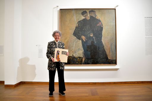 Elisabeth Leopold vor dem Werk "Die Eremiten"
(1912) von Egon Schiele