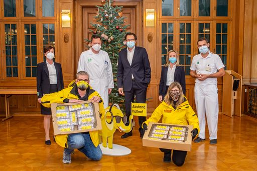 Antenne Muntermacher Chrisi Klug und Thomas Axmann bei der
Übergabe der Kipferl an Esther Trampusch, Bsc., Univ. Prof. Dr.
Wolfgang Toller, Ass. Prof. Dr. Wolfgang Köle, Martina Röthel,
Thomas Schelischansky, Msc. (vlnr.)