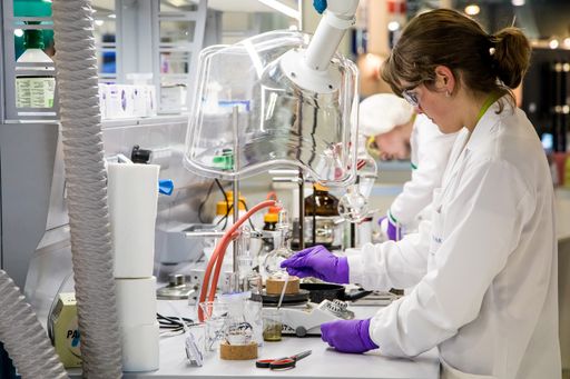 Katharina Rübsamen hat mit ihrer Labortechnik-Lehre
bei der Novartis/Sandoz GmbH den Grundstein für eine erfolgreiche
berufliche Karriere gelegt.