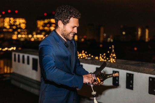 Vorschau Bild von Sabrieren einer Flasche Schlumberger Sekt