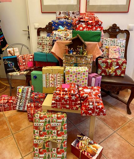 Päckchenübergabe: AstraZeneca bei ADRA