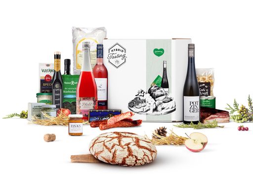 Vorschau Bild von Genusspaket für das Hybrid-Erlebnis bestellen, zu
einem Termin anmelden und mit Sabine Flieser-Just und weiteren
Gästen einen entspannten, lustigen und genussreichen Abend über Zoom
erleben.