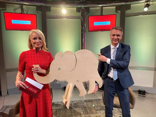 Aufzeichnung Jahresrückblick 2020: Jutta Mocuba und Klaus
Obereder mit dem „Tier des Jahres“.