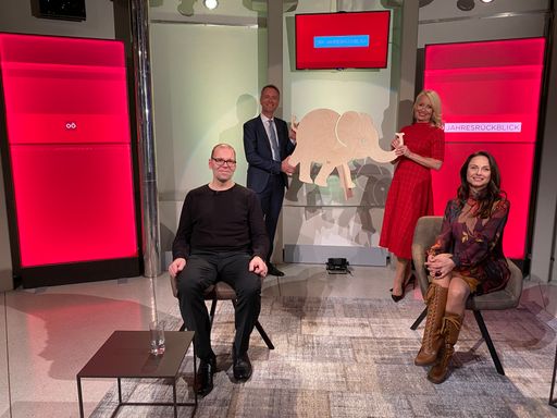 Vorschau Bild von Aufzeichnung Jahresrückblick 2020: Jutta Mocuba und Klaus
Obereder mit Musicalstar Daniela Dett und mit Musiker David Wagner.