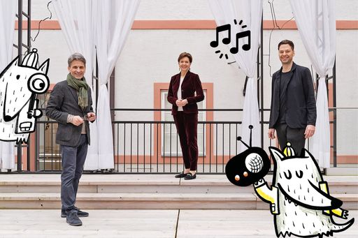  Foto: Vereinspräsidentin Brigitta Pallauf und
Direktor Martin Hochleitner freuen sich gemeinsam mit Alex Stieg /
wirsindartisten, der den neuen Ausweis gestaltet hat.