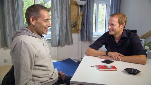 Vorschau Bild von Tim (re.) macht Marcus ein Angebot... / Weiterer Text über ots
und www.presseportal.de/nr/6605 / Die Verwendung dieses Bildes ist
für redaktionelle Zwecke honorarfrei. Veröffentlichung bitte unter
Quellenangabe: "obs/RTLZWEI"