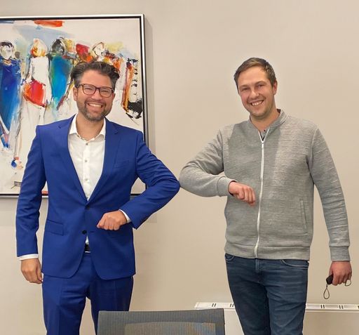 Vorschau Bild von Daniel Sieberer und Julian Götzfried bei der
Vertragsunterzeichnung