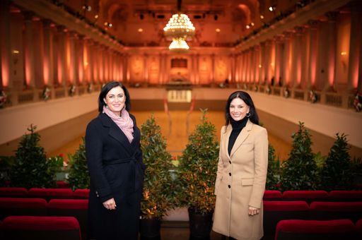 Vorschau Bild von Bundesministerin Elisabeth Köstinger und Sonja
Klima, Geschäftsführerin der Spanischen Hofreitschule in der
prächtigen Winterreithalle in der Pause der Vorführung