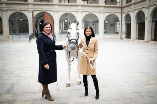 Vorschau Bild von Bundesministerin Köstinger und Sonja Klima in der
Stallburg