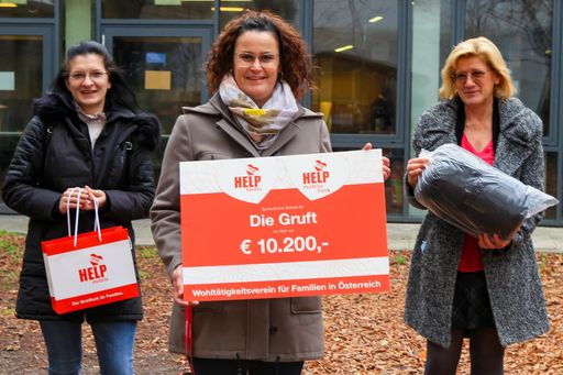 Scheckübergabe in der "Gruft": Sabine Caixeta,
Judith Hartweger, Andrea Pichler (v.l.)