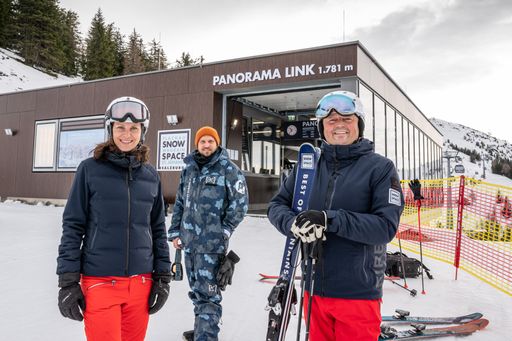 Die Vorstände der beiden Bergbahnen vor der neuen
Verbindungsbahn Panorama Link