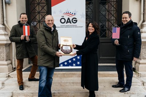 https://www.apa-fotoservice.at/galerie/24478 Wien Im Bild
v.l.n.r.: Philipp Bodzenta, ÖAG-Präsident, Martin Weiss,
Österreichischer Botschafter in den USA, Robin Dunnigan, Stv.
US-Botschafterin in Österreich, Rainer Newald, ÖAG-Generalsekretär.
75 Jahre Österreichisch Amerikanische Gesellschaft