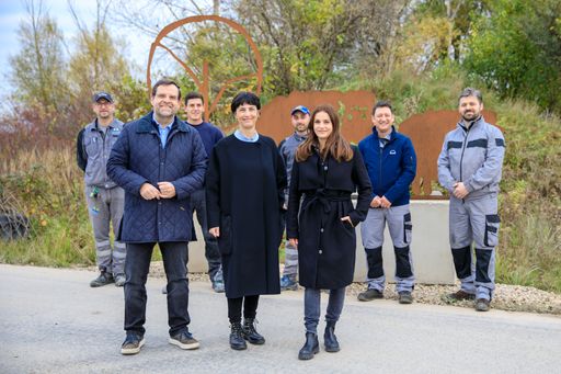 Familie Kovanda mit den Mitarbeitern der Firma
Kovanda