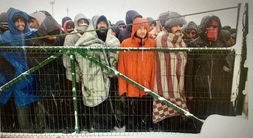  Bei Kälte und Schnee harren unzählige Männer in
Bosnien aus und warten auf Hilfe