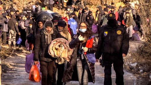 Vorschau Bild von In der Hoffnung auf ein besseres Leben legen
geflüchtete Menschen oft weite Strecken mit ihrem wenigen Hab und
Gut zurück.
