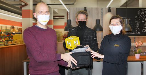 Für viele Kundinnen und Kunden stellt das Betreten
trotz ihrer Notlage häufig das Überschreiten einer Hemmschwelle dar.
Um ihnen noch mehr den Eindruck eines „normalen“ Supermarktes zu
vermitteln, hatte Waltraud Kern von United Camera/Nikon Flagship
Store aus der Westbahnstraße in Wien 7 eine wunderbare Idee: Ihre
Firma stellt dem Wiener Hilfswerk für die SOMA-Märkte in Wien 7 und
Wien 14 eine digitale Kamera CANON EOS 450-D gratis zur Verfügung,
damit die SOMA-Öffentlichkeitsarbeit, aber auch die Deko im Markt
professionell angefertigt werden kann.