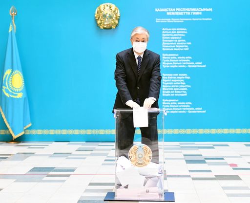  Präsident Kassym-Schomart Tokajew bei der
Stimmabgabe