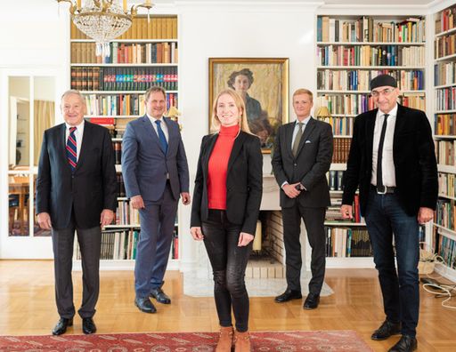 v.l.n.r.: Die Humanomed Geschäftsführung Dkfm.
Helmut Eder, DI Werner Hörner, Mag. Johannes Eder mit DI Mag. Dr.
Karin Kappel und Prof. Dr. Thomas Grechenig, Geschäftsführung RISE.
