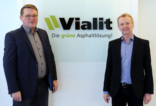  Die Geschäftsführung der Vialit Austria GmbH –
ehemals Mikrobelag GmbH: Wilfried Schinnerl (li.) und Klaus Bode
(re.)