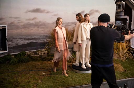 Marc Cain Fashion Film Herbst/Winter 2021 - Making Of / Weiterer
Text über ots und www.presseportal.de/nr/104492 / Die Verwendung
dieses Bildes ist für redaktionelle Zwecke honorarfrei.
Veröffentlichung bitte unter Quellenangabe: "obs/Marc Cain GmbH"