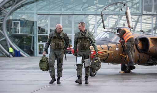 Pilot Brigadier Gerfried Promberger (mit der Führung der
Luftraumüberwachung betraut) links Pilot Oberstleutnant Jürgen
Cirtek (Staffelkommandant Saab 105) rechts