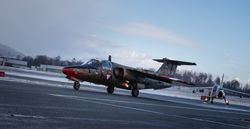Vorschau Bild von Saab 105 und Alpha Jet nach der Landung in Salzburg am Weg zum
Abstellplatz