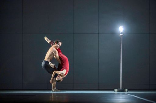 Nicolas Gläsmann und Madoka Sugai tanzen als Paar in "Ghost
Light". Mit Blick auf die geltenden Abstandsregeln dürfen die Tänzer
einander nicht anfassen, lediglich verheiratete oder liierte Paare
sind davon ausgenommen. / Weiterer Text über ots und
www.presseportal.de/nr/9021 / Die Verwendung dieses Bildes ist für
redaktionelle Zwecke honorarfrei. Veröffentlichung bitte unter
Quellenangabe: "obs/ARTE G.E.I.E./© SWR/Kiran West"