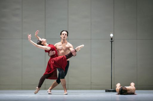 Vorschau Bild von Nicolas Gläsmann und Madoka Sugai tanzen John Neumeiers neue
Choreographie "Ghost Light". Mit Blick auf das Abstandsgebot
gestaltet Neumeier die praktische Arbeit in Kleingruppen von zwei
bis maximal acht Tänzern. / Weiterer Text über ots und
www.presseportal.de/nr/9021 / Die Verwendung dieses Bildes ist für
redaktionelle Zwecke honorarfrei. Veröffentlichung bitte unter
Quellenangabe: "obs/ARTE G.E.I.E./© SWR/Kiran West"