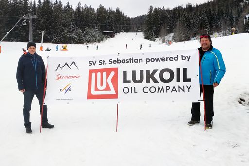 Robert Gulla, CEO von LUKOIL (links) und Hanspeter
Brandl, Obmann des SV St. Sebastian (rechts).