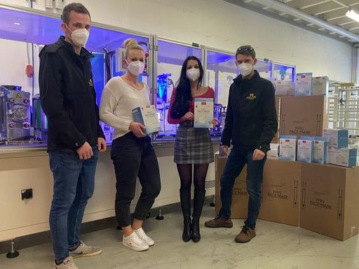 Dominik Holzner (rechts) mit Team vor deutscher
Hochleistungsmaschine