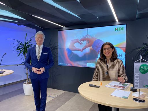  Michael Miskarik, Leiter der HDI Lebensversicherung
AG in Österreich, und Astrid Valek, Marketingleiterin bei HDI Leben,
präsentieren die LEBENSWERT-Studie 2020