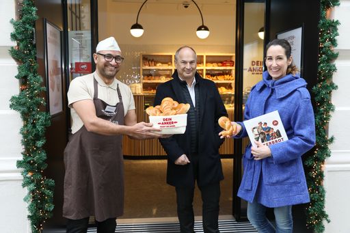 Die ersten „Jubiläums-Ankerl“ gibt´s ab sofort in
jeder ANKER Filiale, auch in der neuen ANKER Flagship-Filiale Ecke
Walfischgasse/Kärntnerstraße, 1010 Wien.