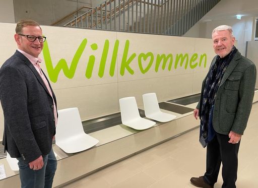 Bürgermeister und Landtagsabgeordneter Mag. Klaus
Schneeberger (re) zu Besuch bei Geschäftsführer DI (FH) Lukas Pohl
im neuen Stadtheim Wiener Neustadt.