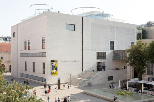  Außenansicht des Leopold Museum mit MQ Libelle auf
dem Dach des Museums
