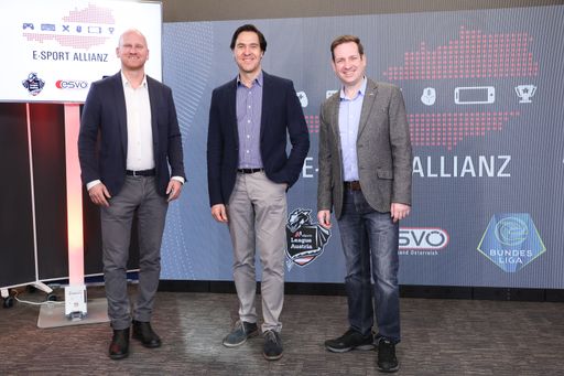 Im Bild v.l.n.r.: Christian Ebenbauer
(Vorstandsvorsitzender der Österreichischen Fußball-Bundesliga),
Marco Harfmann (Director Marketing Communications A1), Stefan Baloh
(Vorsitzender des eSport Verband Österreich (ESVÖ)