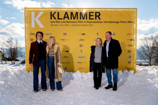 Die besondere Geschichte rund um die Tage seines Olympiasieges
1976 in Innsbruck kommt ab Herbst 2021 weltweit in die Kinos: Franz
Klammer und seine Ehefrau Eva mit den beiden Filmdarstellern Julian
Waldner und Valerie Huber.