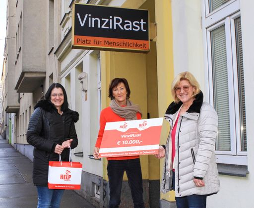 Scheckübergabe: Andrea Pichler (r.) und Sabine
Caixeta (l.) von HELP mobile übergaben den Scheck an
VinziRast-Obfrau Veronika Kerres (m.)