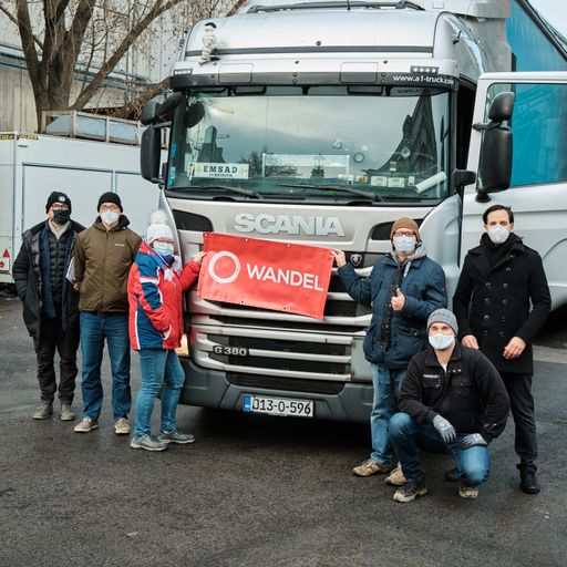 Wandel-Aktivisten mit einem Hilfslaster - Fotocredits:
www.haroldnaaijer.com