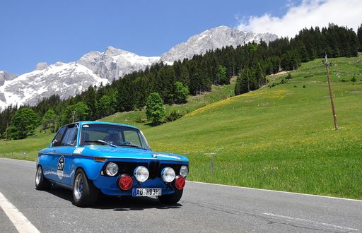  Die schönsten Automobilklassiker auf den schönsten
Alpenstraßen – dafür steht die Kitzbüheler Alpenrallye.