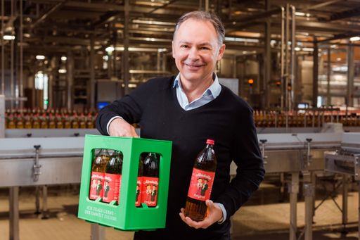 Vorschau Bild von Gerhard Schilling mit den neuen Almdudler 1L
Glasmehrwegflaschen