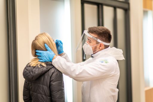 Vorschau Bild von Probenabnahme Corona Schnelltest