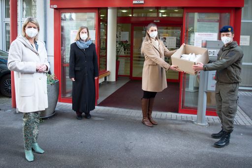 FBM Tanner bei der Übergabe von FFP2 Masken durch das Bundesheer
an die Leiterin der Soziale Einrichtung "CS Haus für Mutter und
Kind" im 9. Bez/Wien