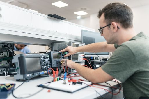 Seit dem Wintersemester 2020/21 wird in Kärnten
eine neu entwickelte Doppellehre für das Berufsbild „Prozesstechnik
+ Elektrotechnik: Anlagen- und Betriebstechnik“ angeboten, das sich
speziell an Maturant*innen der AHS und BHS richtet. Die FH Kärnten
bietet dazu parallel ein berufsbegleitendes Studium an. Im Rahmen
dieses Modells kooperieren Infineon Technologies Austria AG, Flex,
RHI Magnesita, die Berufsschule Villach sowie die GPS –
Lehrwerkstätte und die FH Kärnten, um Lehre und Studium für
Lehrlinge / Studierende zu ermöglichen.