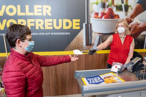 BILLA, MERKUR und PENNY stellen Kunden gratis FFP2-Masken aus
Österreich zur Verfügung