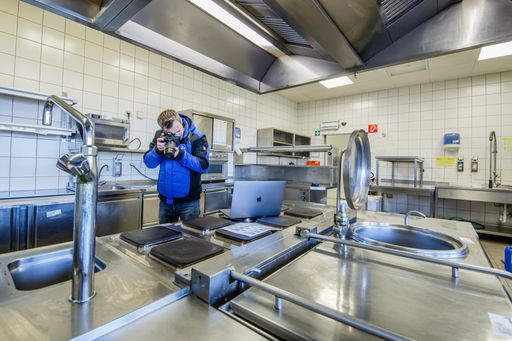 Vorschau Bild von Auch die Küche des Möbelhaus-Restaurants wird
versteigert