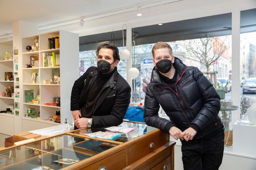 Vorschau Bild von Ex-Thai-Boxweltmeister Fadi Merza mit Buchautor
Clemens Trischler
