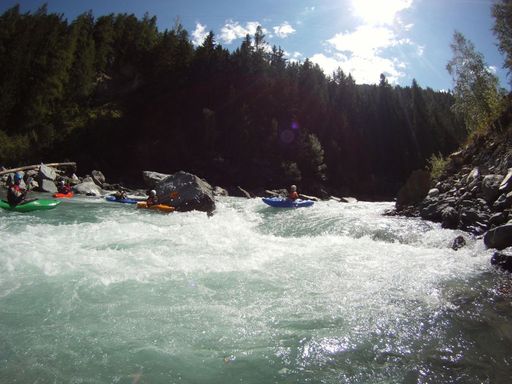 Vorschau Bild von Sportler/innen im Einklang mit Fluss und Natur