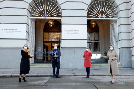 Schramböck/Raab: Gütesiegel „equalitA“ für BAWAG
P.S.K. Am 26. Jänner 2021 überreichten Bundesministerin Susanne Raab
(r.) und Bundesministerin Margarete Schramböck (2.v.r.) das EqualitA
Gütesiegel für innerbetriebliche Frauenförderung an die Bawag Group
AG.