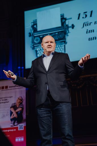  Der Gastgeber bei seiner Keynote